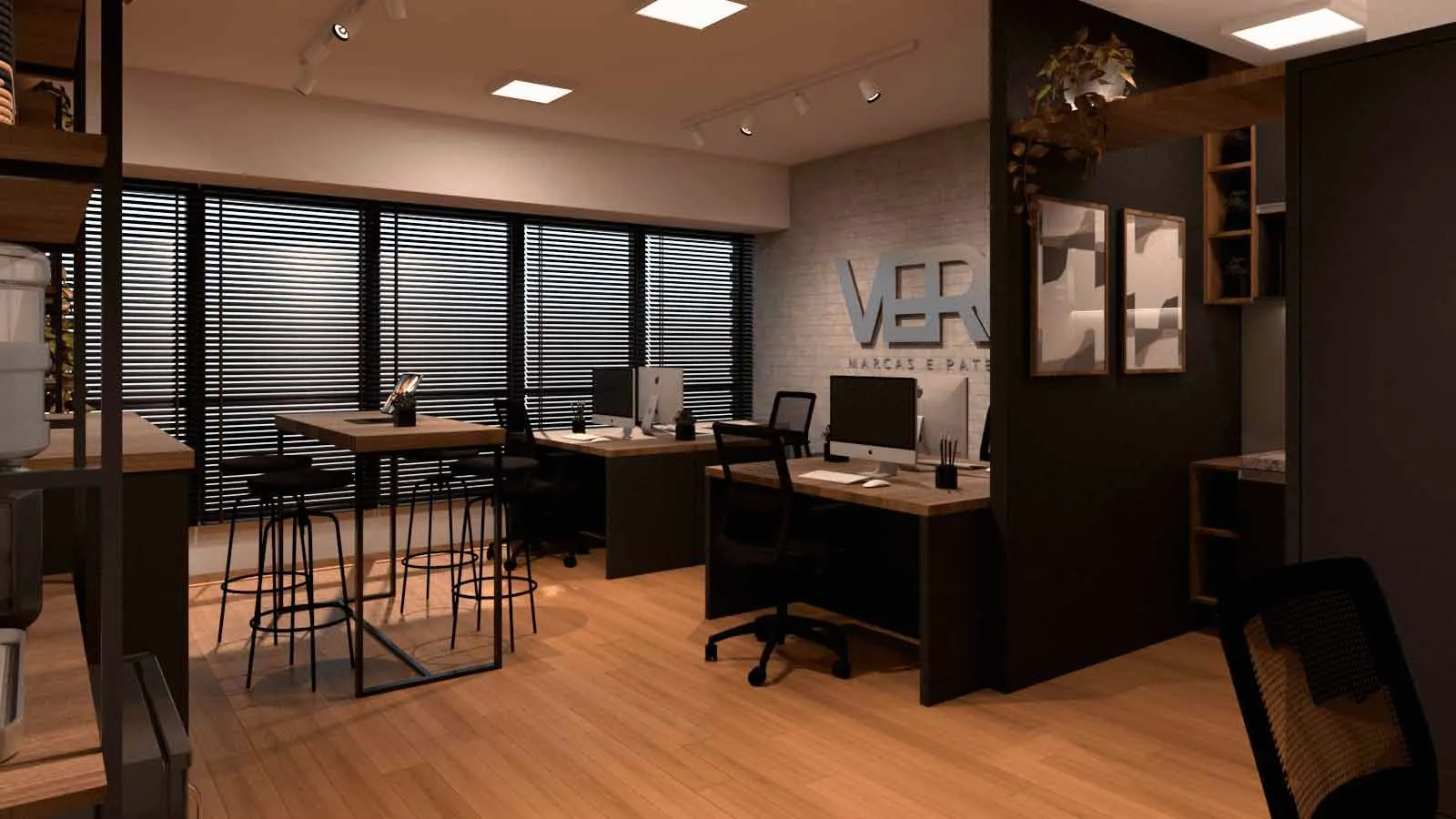 Escritório com piso de madeira, mesas de trabalho e logo na parede